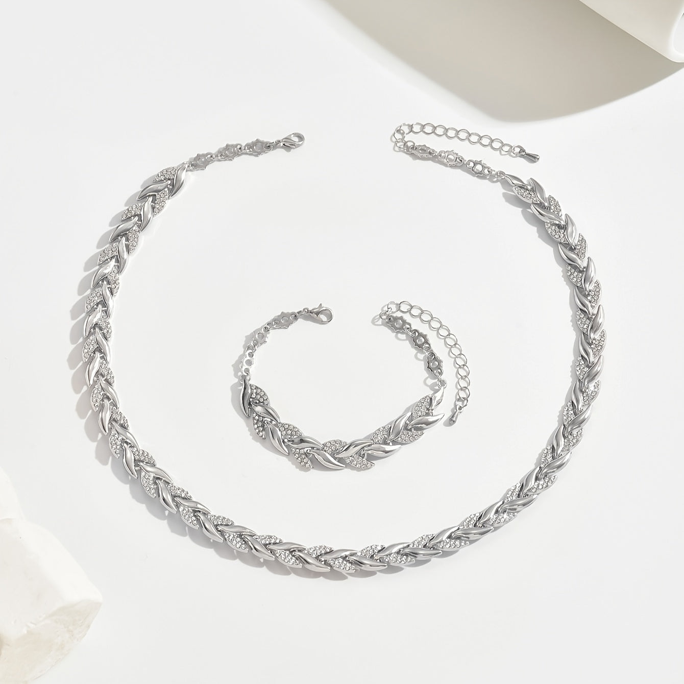 Collier Laluna Danoir Paris en or rose avec pendentif queue de poisson éclatant, finition élégante et raffinée.