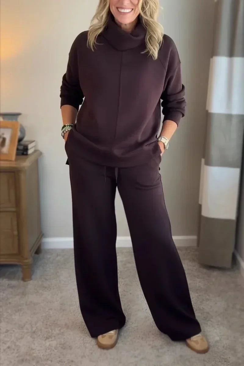 Ensemble Élodie Danoir Paris bleu foncé, doux et élégant, porté par un mannequin, mettant en valeur le style confortable et chic.