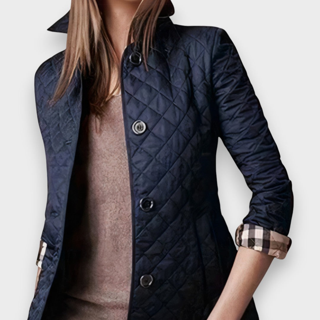 Manteau d'hiver élégant Danoir Paris Ava en rouge, coupe sophistiquée, tissu chaud et confortable.