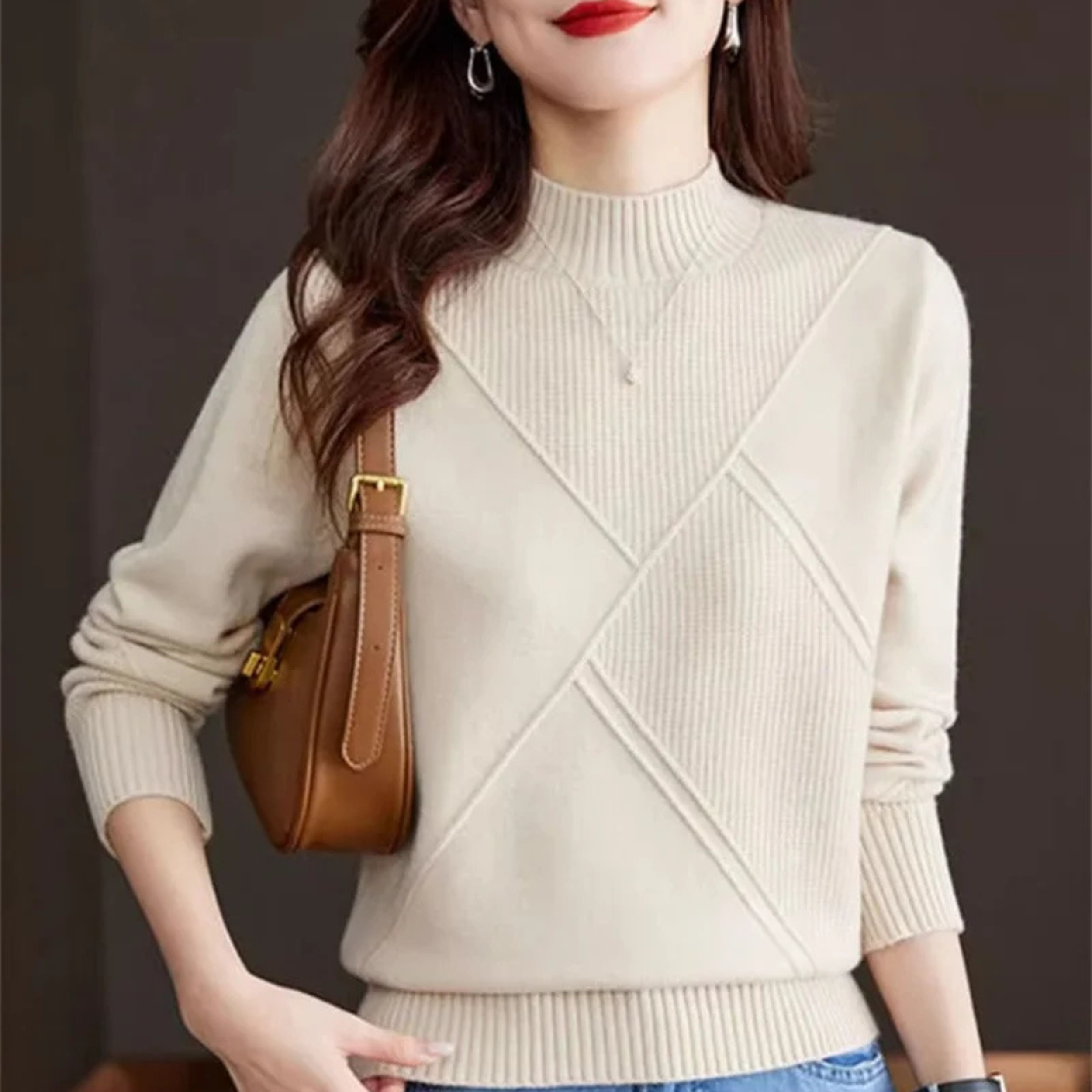 Pull en cachemire élégant Lotte de Danoir Paris, en couleur olive, porté, avec col rond et finition raffinée.