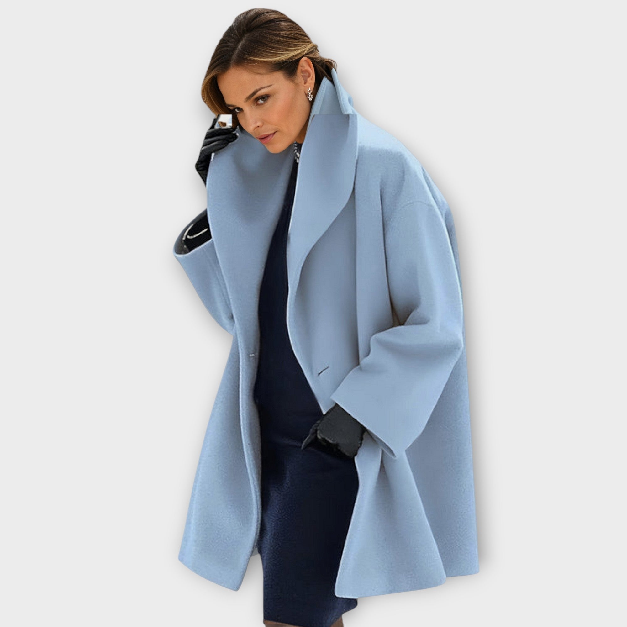 Manteau en laine élégant Danoir Paris FR1429 de couleur bleue, porté par un mannequin, détail du tissu et de la coupe.