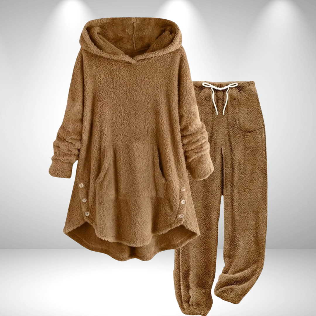 Ensemble ultra-douillet hiver Cressy Danoir Paris en rouge vin, veste et pantalon pour femme, tissu chaud et confortable.