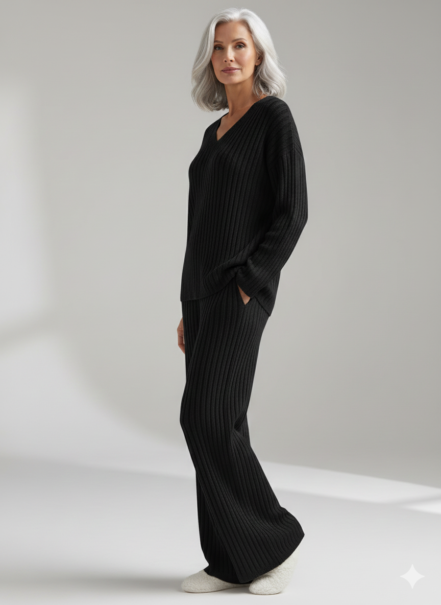 Ensemble de détente élégant Elin de Danoir Paris, couleur beige, composé d'un haut et d'un pantalon en tissu confortable.