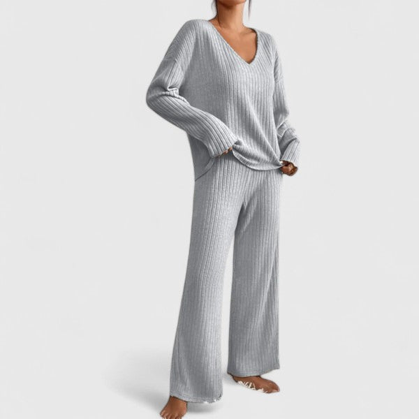 Ensemble de détente élégant Danoir Paris Elin en beige, comprenant un haut et un pantalon confortables, parfait pour la relaxation.