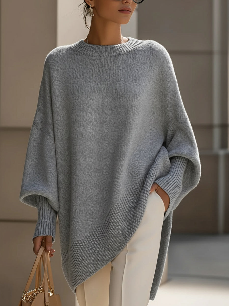 Pull élégant Claudia de Danoir Paris en beige, polyvalent, porté sur un mannequin, détails du tissu et du col visibles.