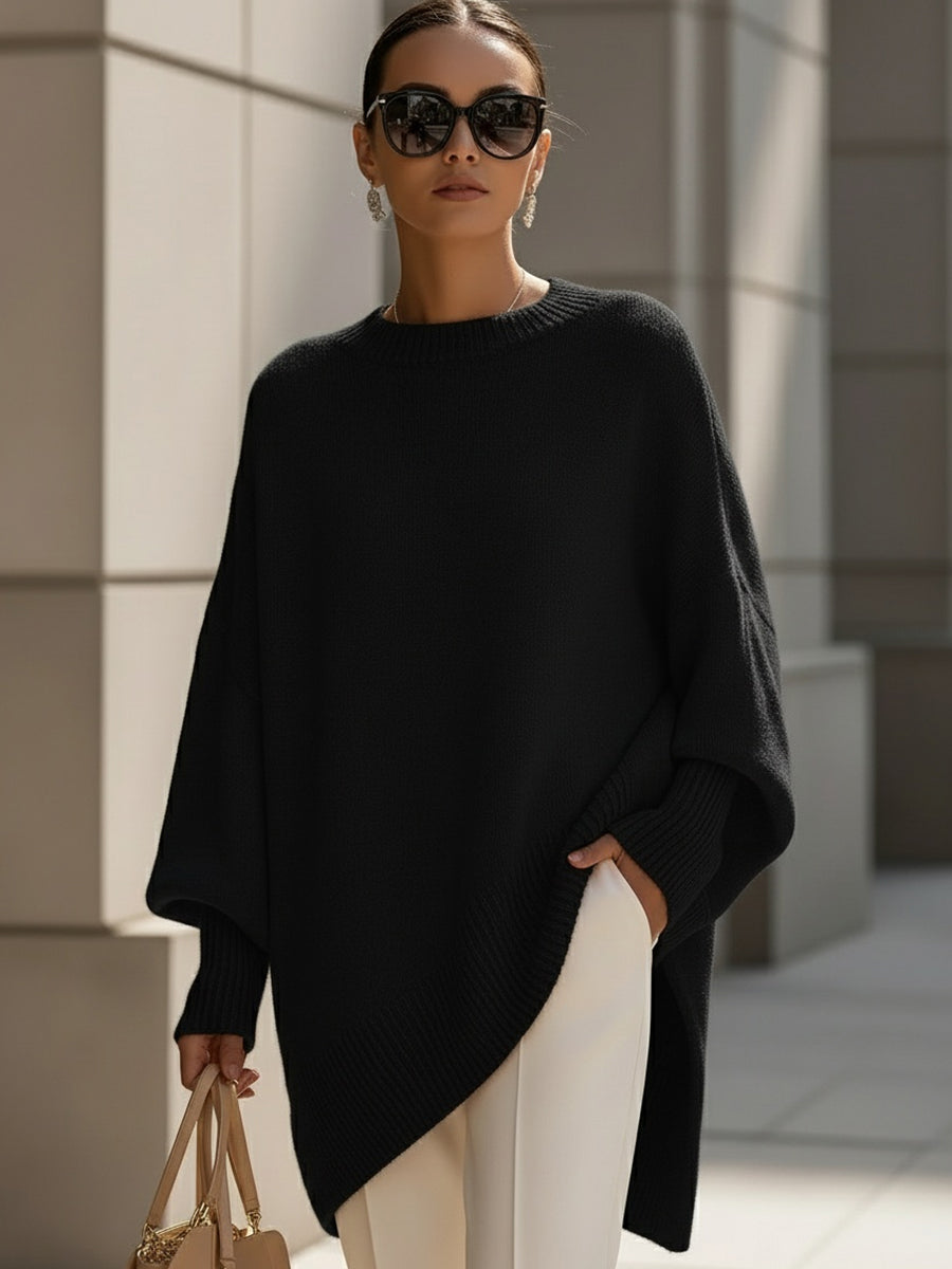 Pull beige Claudia Danoir Paris, élégant et polyvalent, en laine douce, porté sur un modèle avec col rond.