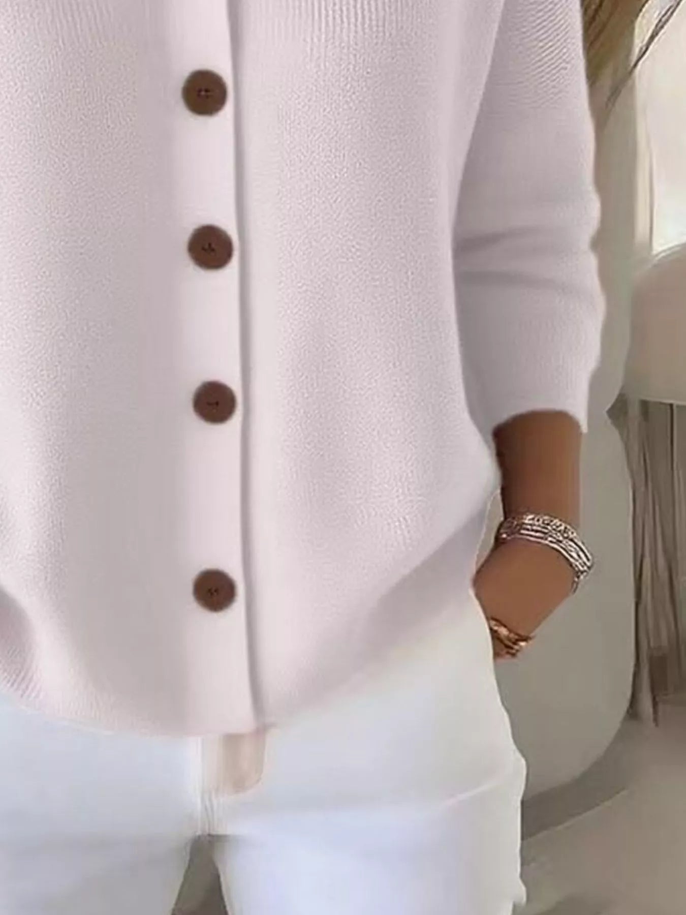 Blouse élégante Danoir Paris Mila en gris et blanc, tissu confortable, coupe flatteuse, porté sur mannequin.