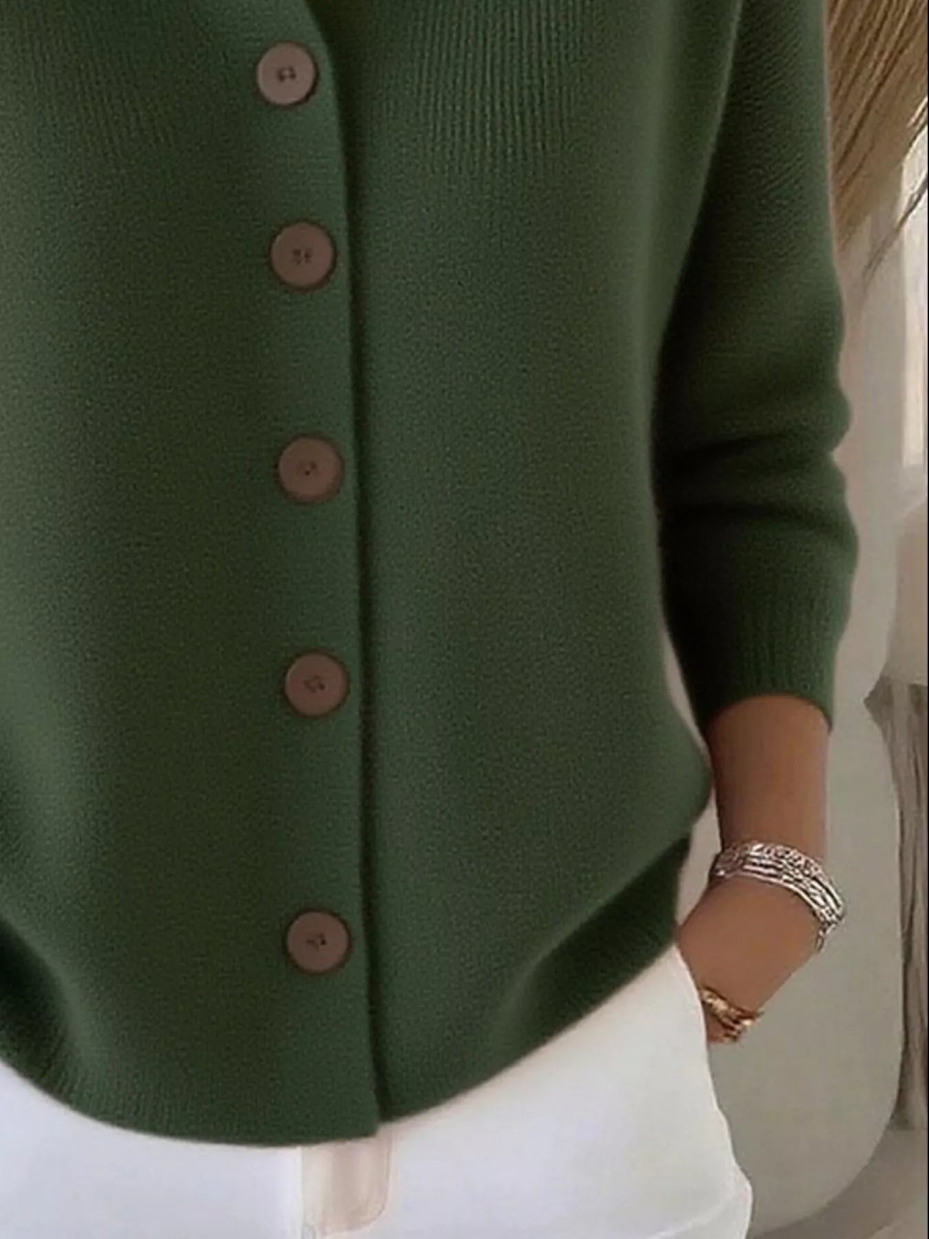 Blouse élégante Mila de Danoir Paris en gris et blanc, tissu confortable, modèle FR1455, vue de face sur fond neutre.
