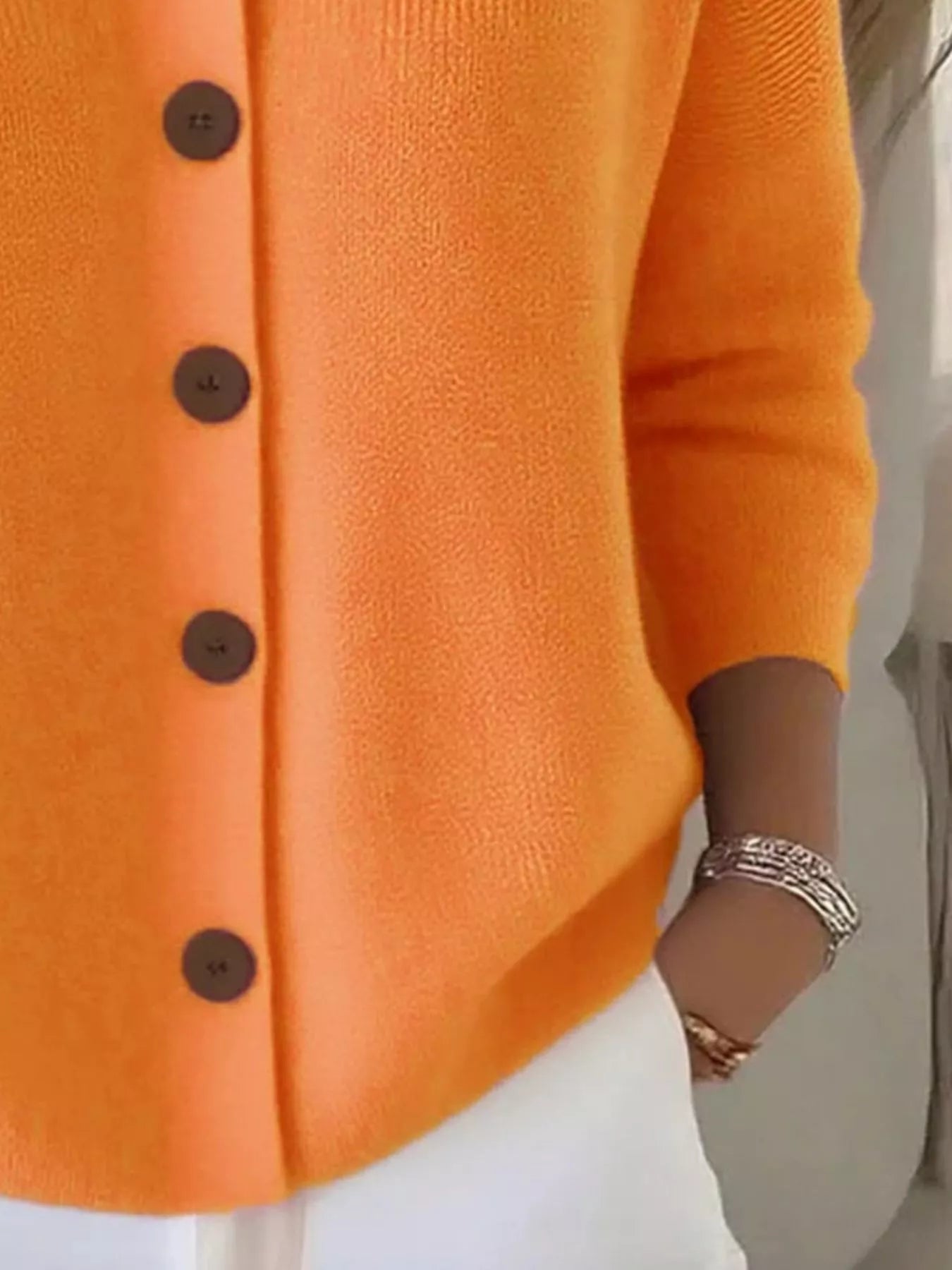 Blouse élégante et confortable Mila de Danoir Paris en gris et blanc, style chic, portée avec manches longues et coupe fluide.