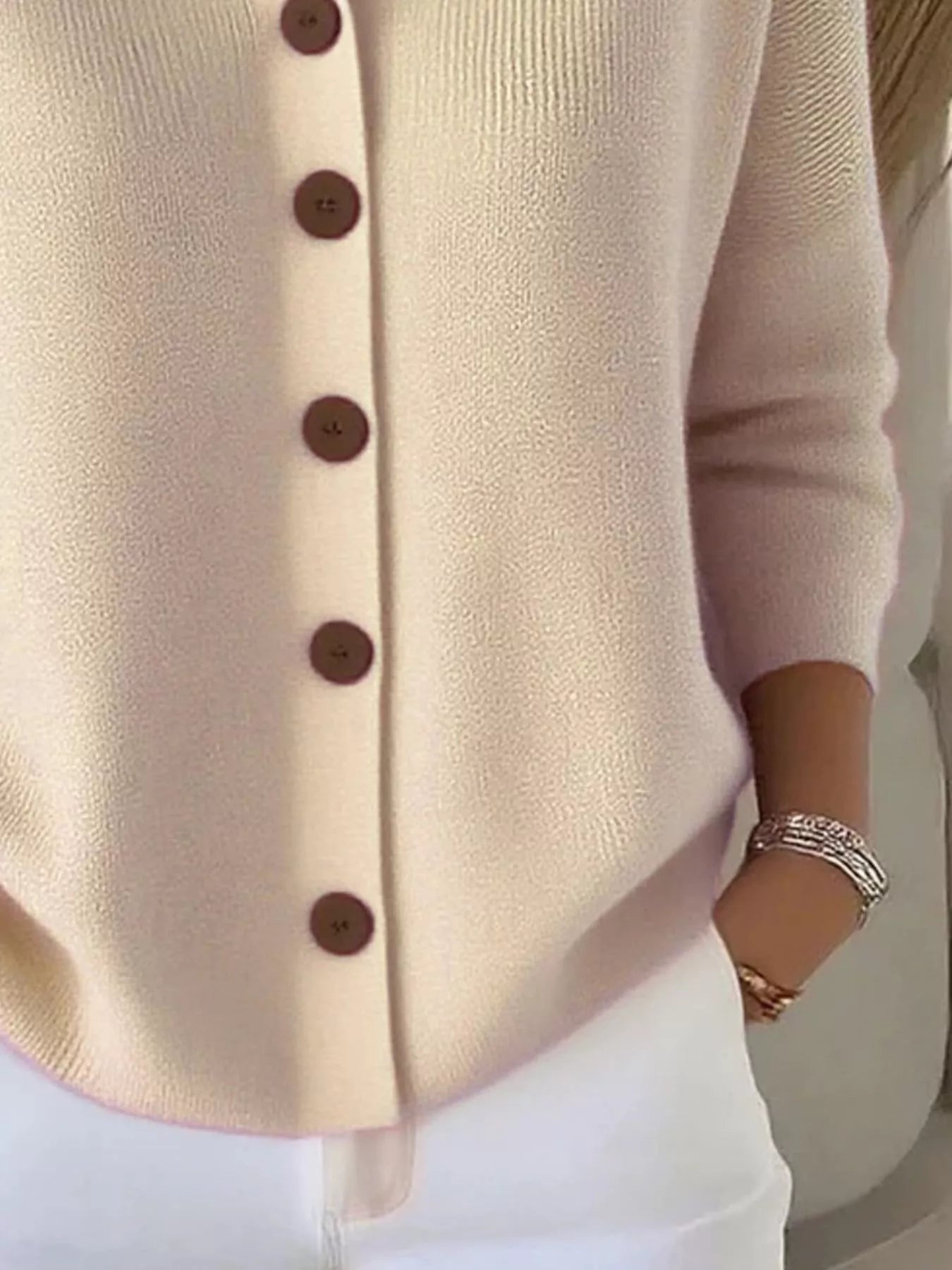 Blouse élégante Danoir Paris Mila en gris et blanc, tissu fluide, coupe confortable, portée avec manches longues.