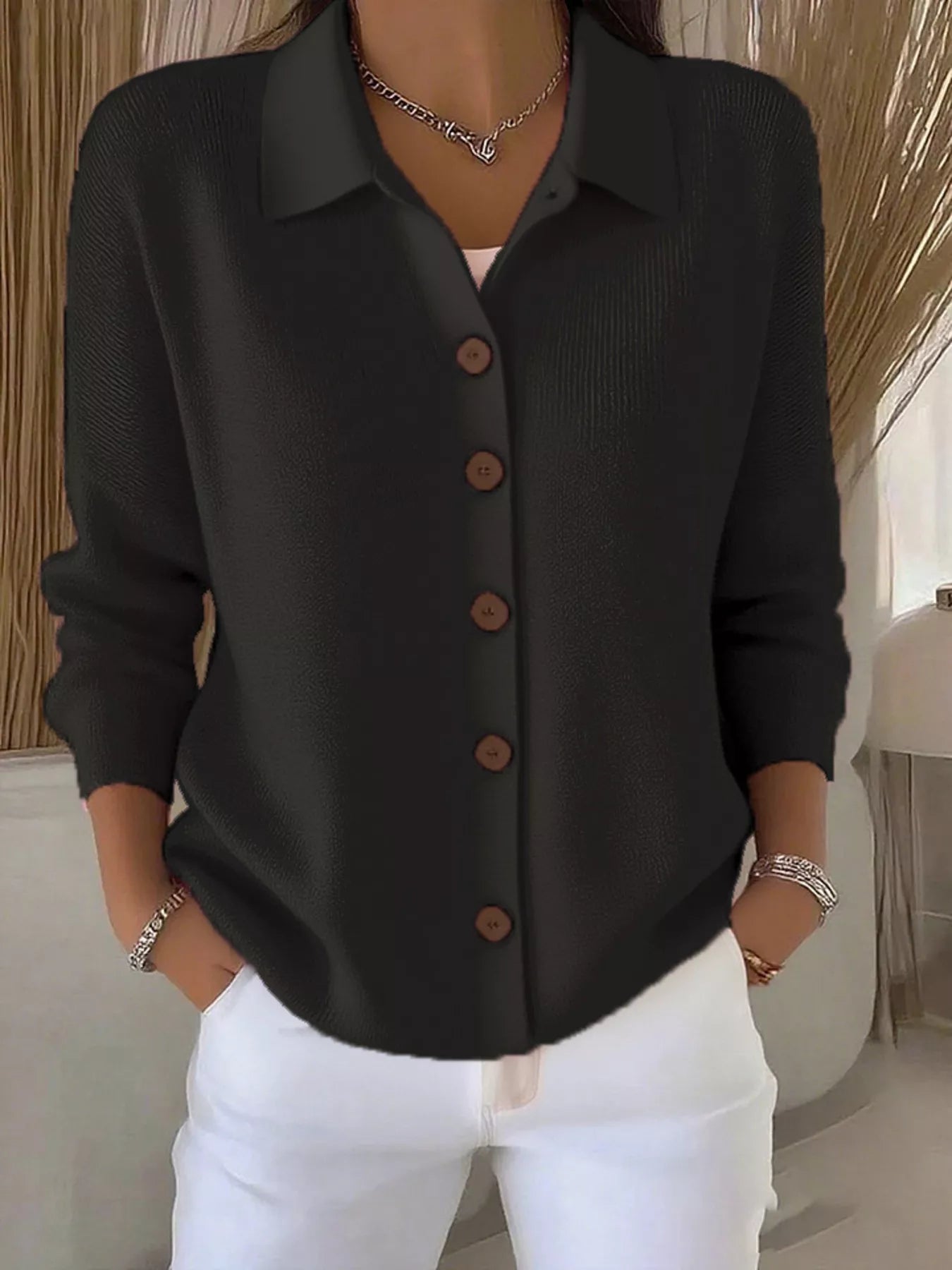 Blouse élégante Danoir Paris Mila en gris et blanc, tissu fluide, ajustée, avec col classique et manches longues.