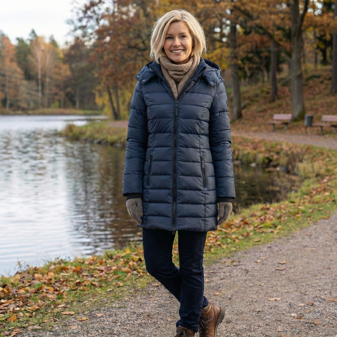 Veste d'hiver confortable Jenna de Danoir Paris en bleu, coupe élégante et chaude pour femmes.