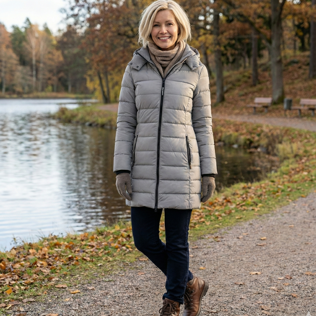 Veste d'hiver confortable Jenna de Danoir Paris en bleu, style élégant et chaud pour femmes.