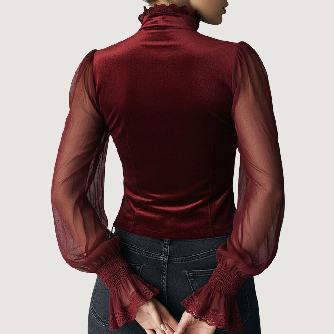 Blouse élégante en dentelle noire Elvira de Danoir Paris, taille XS, détail de la dentelle fine et coupe sophistiquée.
