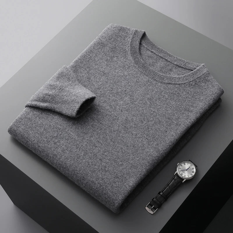 Pull en cachemire noir Danoir Paris Piero, élégant et doux, porté sur un mannequin avec col ras du cou.
