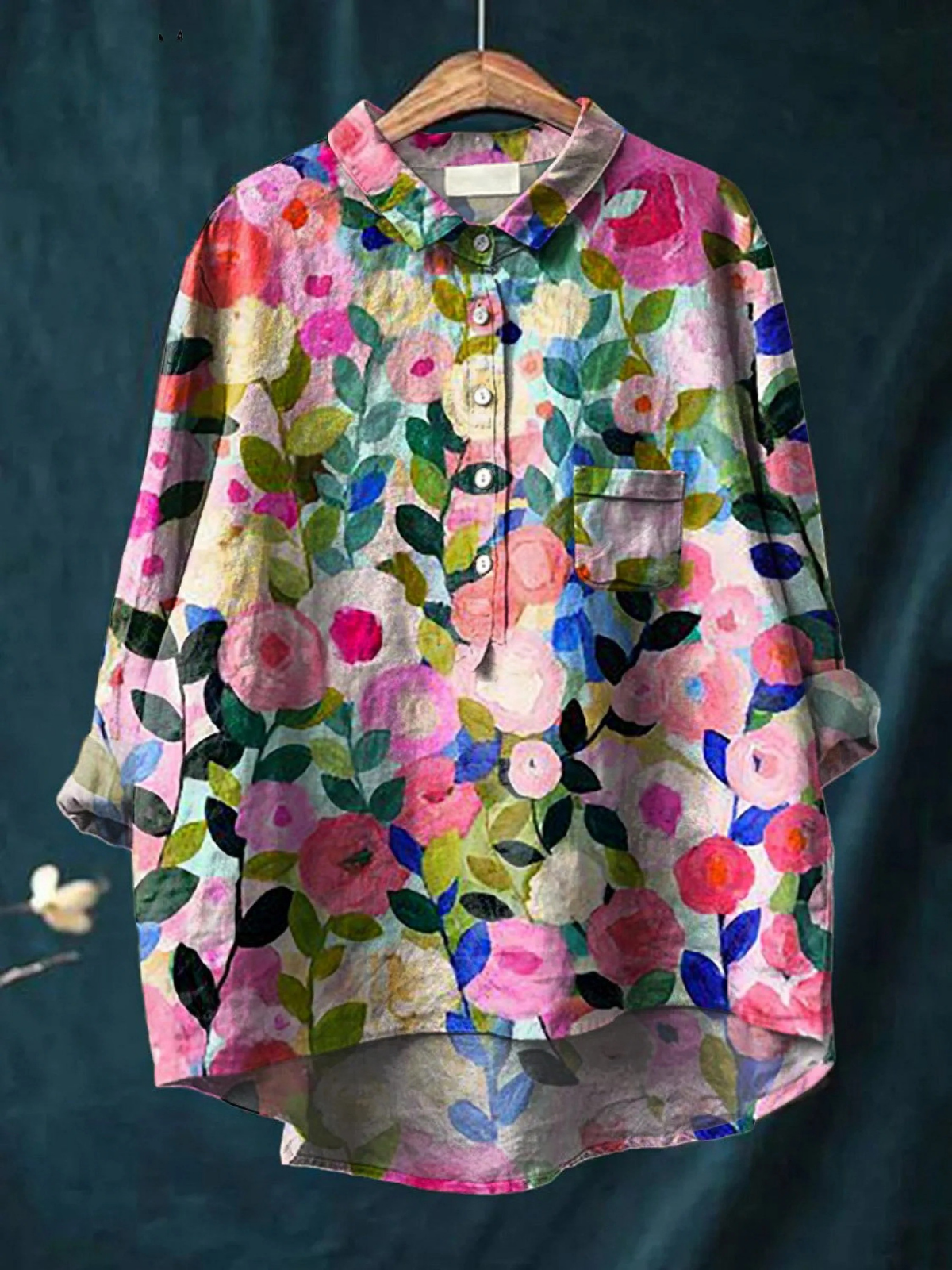 Chemise décontractée printanière Danoir Paris Leah FR147 multicolore, tissu léger et élégant, portée avec style.