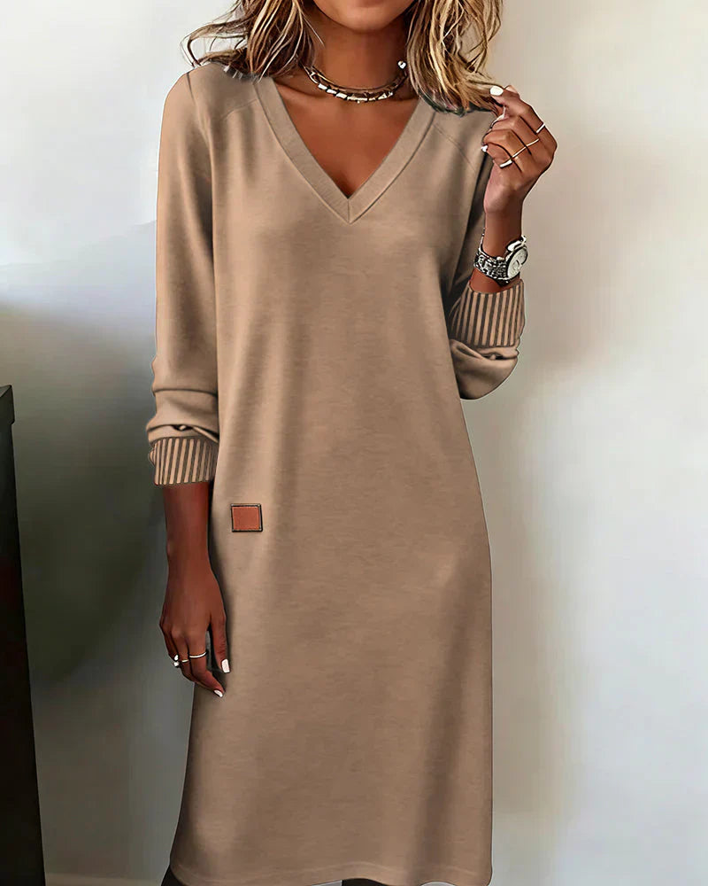 Robe tricotée élégante gris Lykke Danoir Paris, style sophistiqué, portée avec détails visibles en tissu doux.