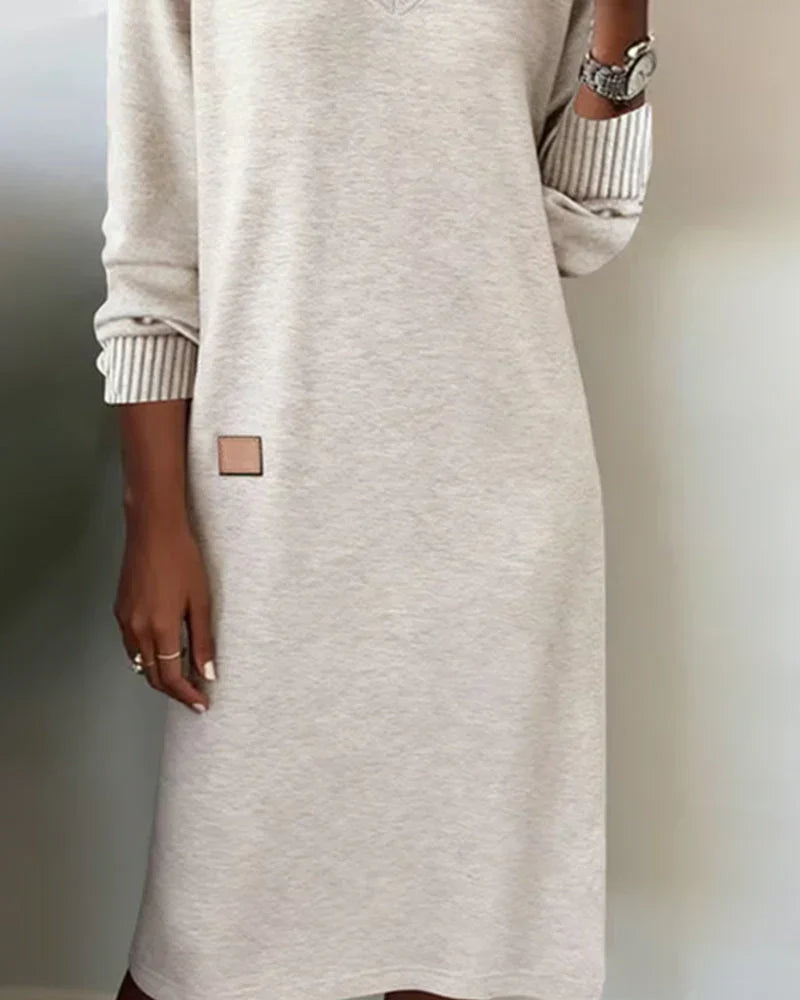 Robe tricotée élégante Danoir Paris FR1470 en gris, portée par un mannequin, montrant le tissu fin et le style sophistiqué.