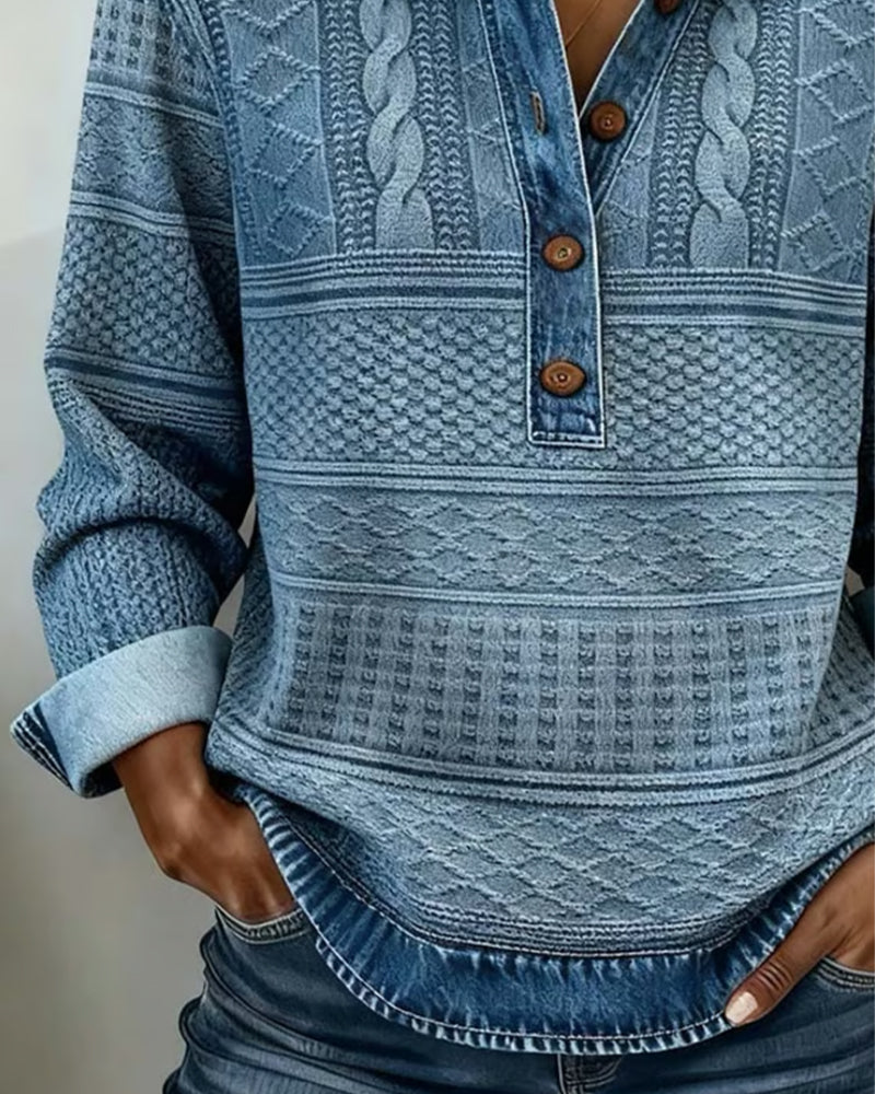 Pull décontracté en denim Sofia de Danoir Paris, bleu, coupe confortable, visible sur le mannequin.