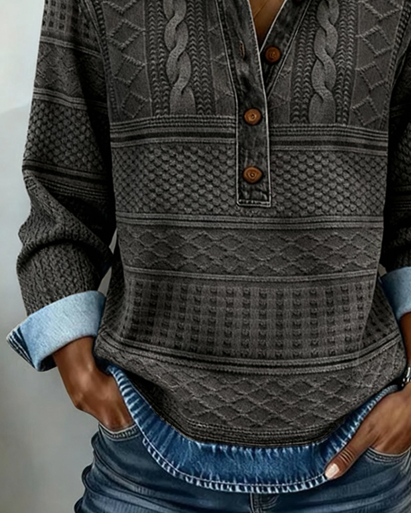 Pull décontracté en denim Sofia de Danoir Paris, couleur bleue, porté en mode casual.