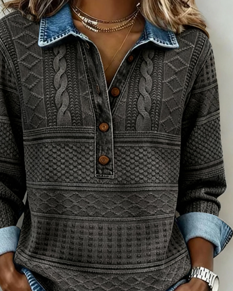 Pull décontracté en denim Sofia de Danoir Paris, en jean bleu avec col rond et manches longues, porté par un mannequin.