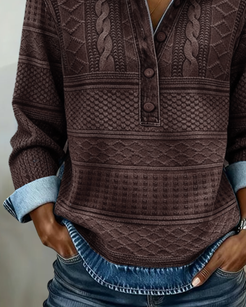 Pull décontracté en denim Sofia de Danoir Paris, couleur bleue, porté sur mannequin.