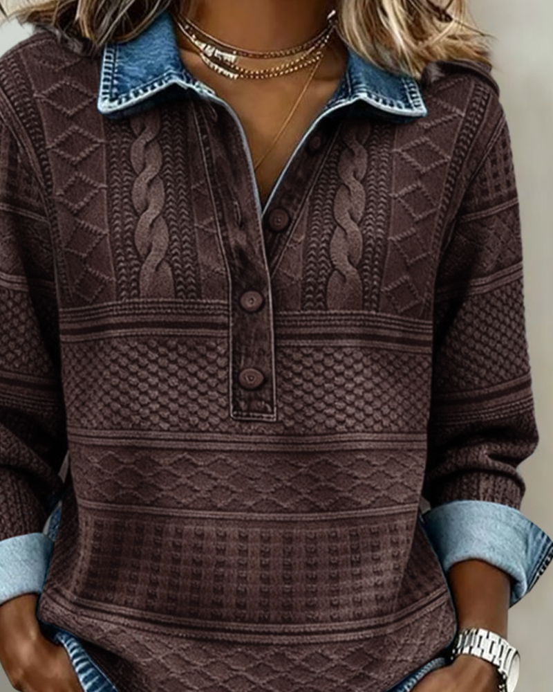 Pull décontracté en denim Sofia de Danoir Paris, coloris bleu, porté sur mannequin avec col rond et manches longues.