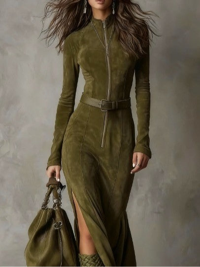 Robe longue en suédine vert olive Alessia de Danoir Paris, élégante et fluide, portée avec détails visibles.