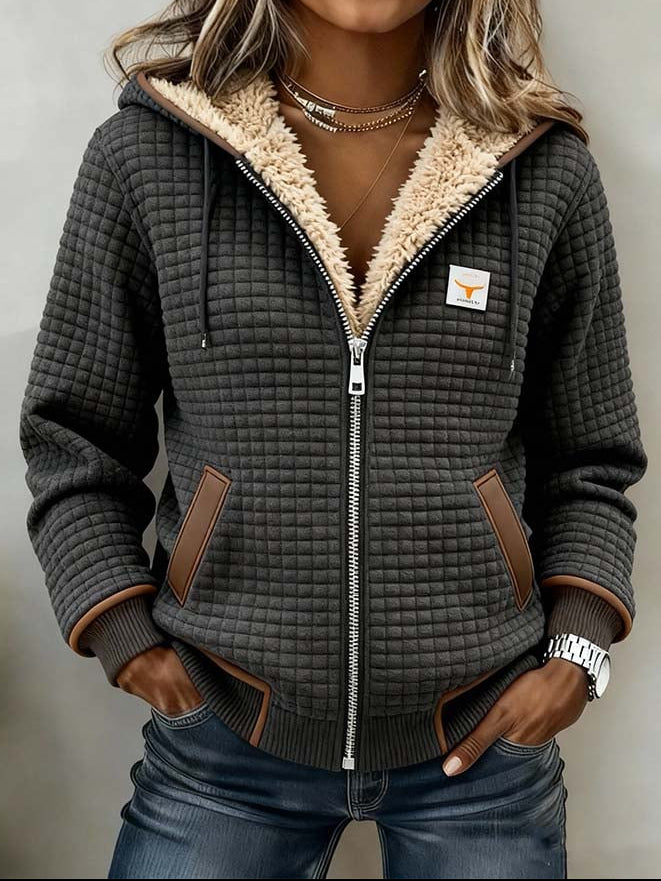 Veste douce hivernale Milana de Danoir Paris, tissu chaud et confortable, en coloris gris clair, vue de face.