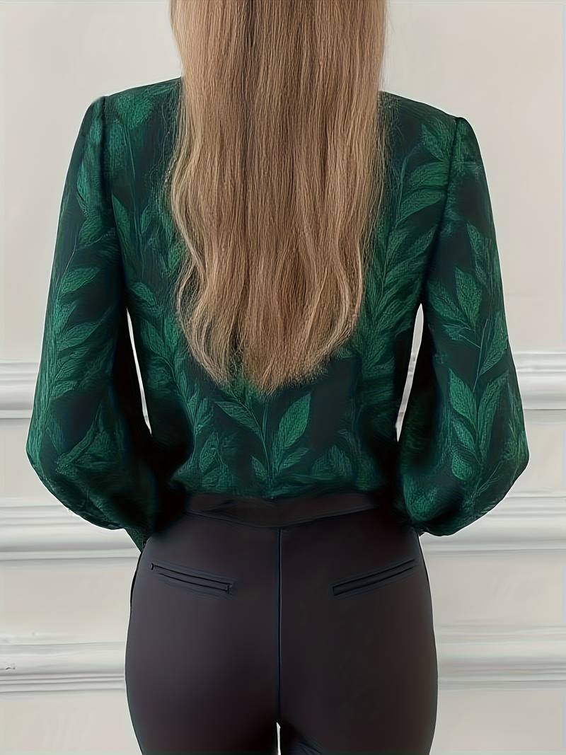 Blouse élégante Ruchama de Danoir Paris avec imprimé feuilles vert, tissu fluide et coupe raffinée.