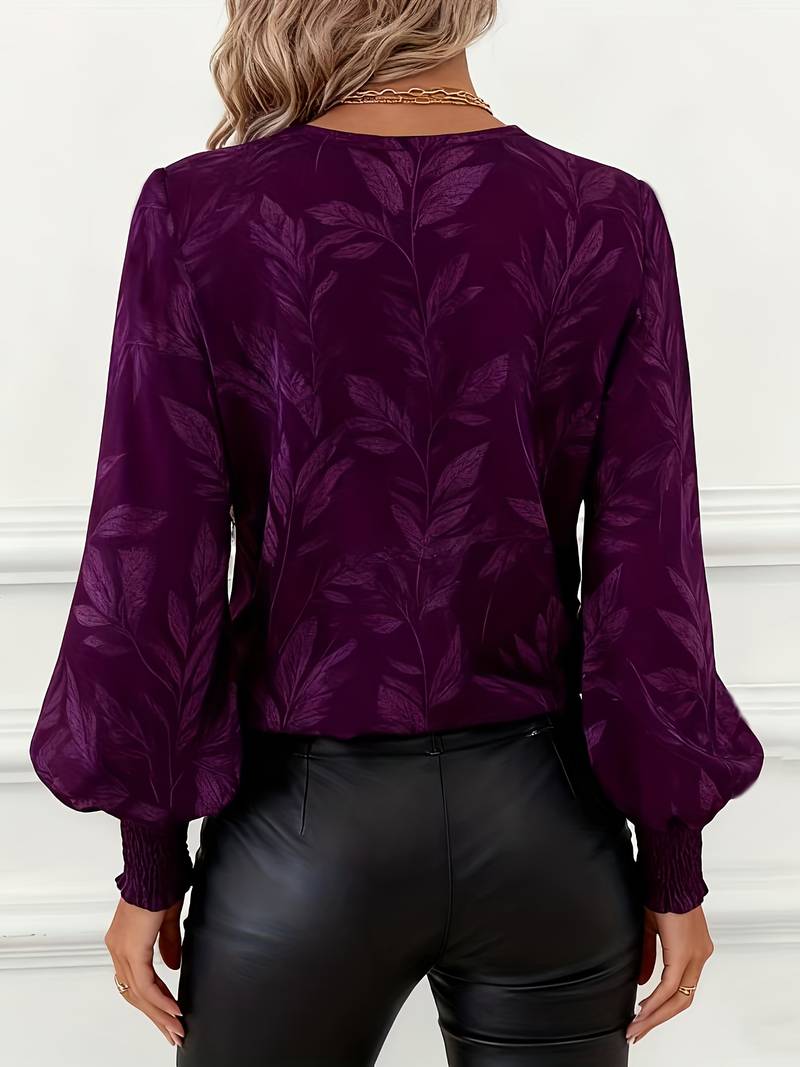 Blouse élégante Ruchama de Danoir Paris avec imprimé feuilles vert, style sophistiqué et tissu léger, vue en détail.