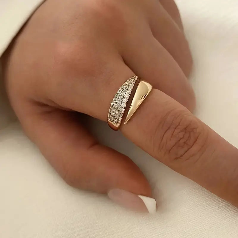 Bague ajustable Sophie de Danoir Paris en or élégant, visible avec détails fins et design sophistiqué.