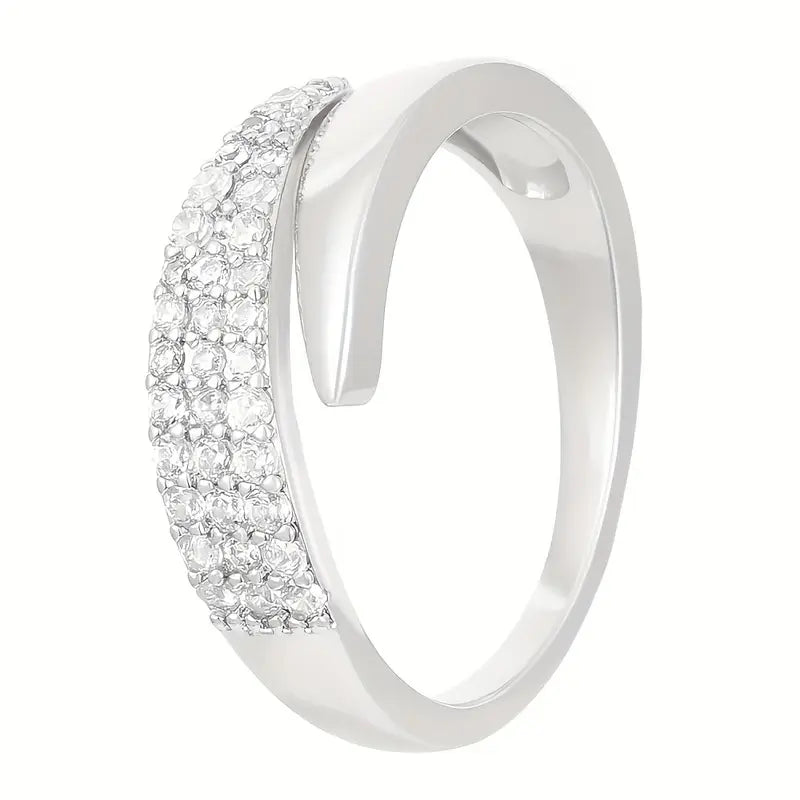 Bague ajustable Sophie élégante en or de la marque Danoir Paris, visible avec détails fins et design raffiné.