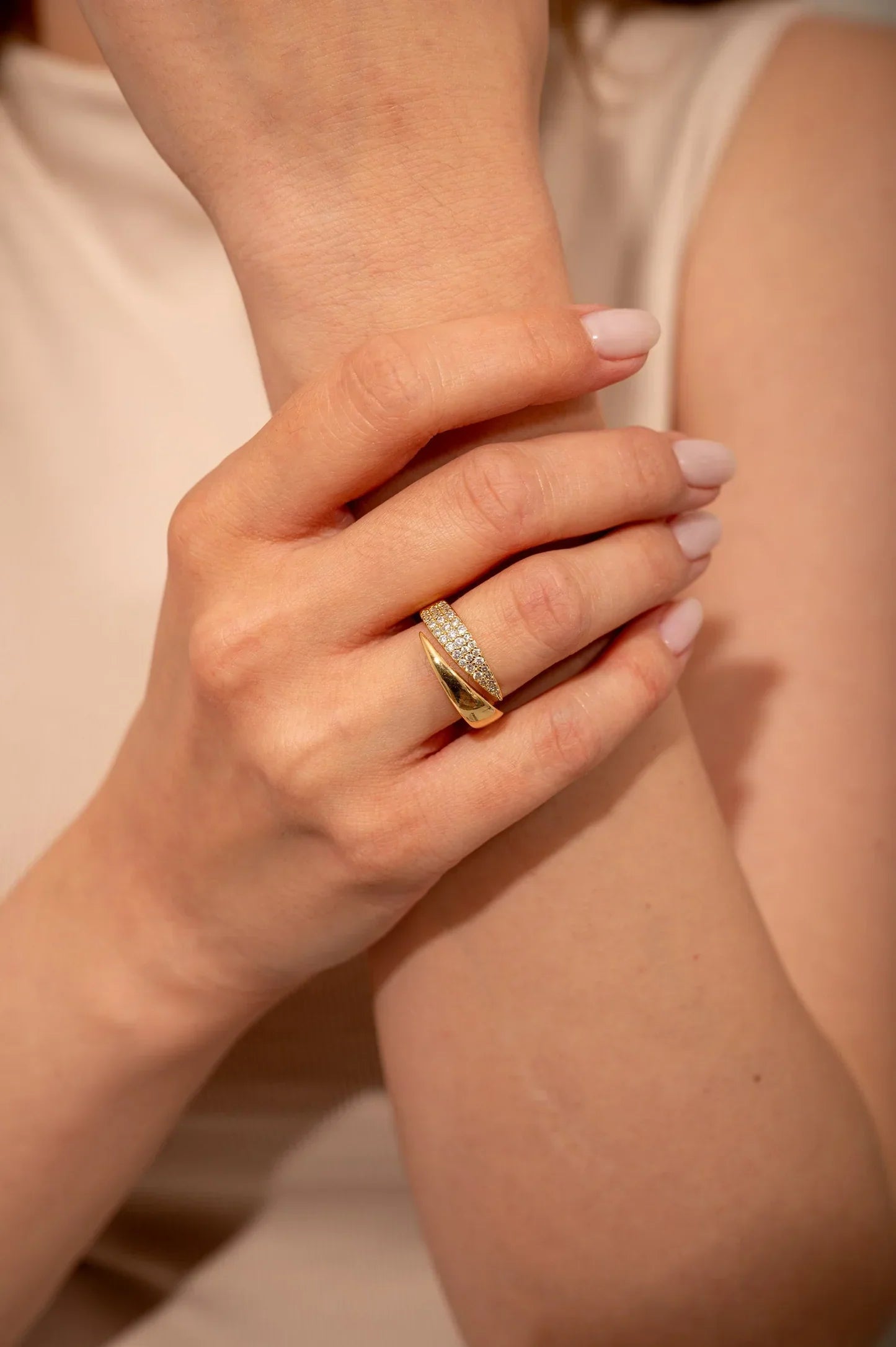 Bague ajustable Sophie de Danoir Paris en or élégant, fine et raffinée, pour un style sophistiqué.