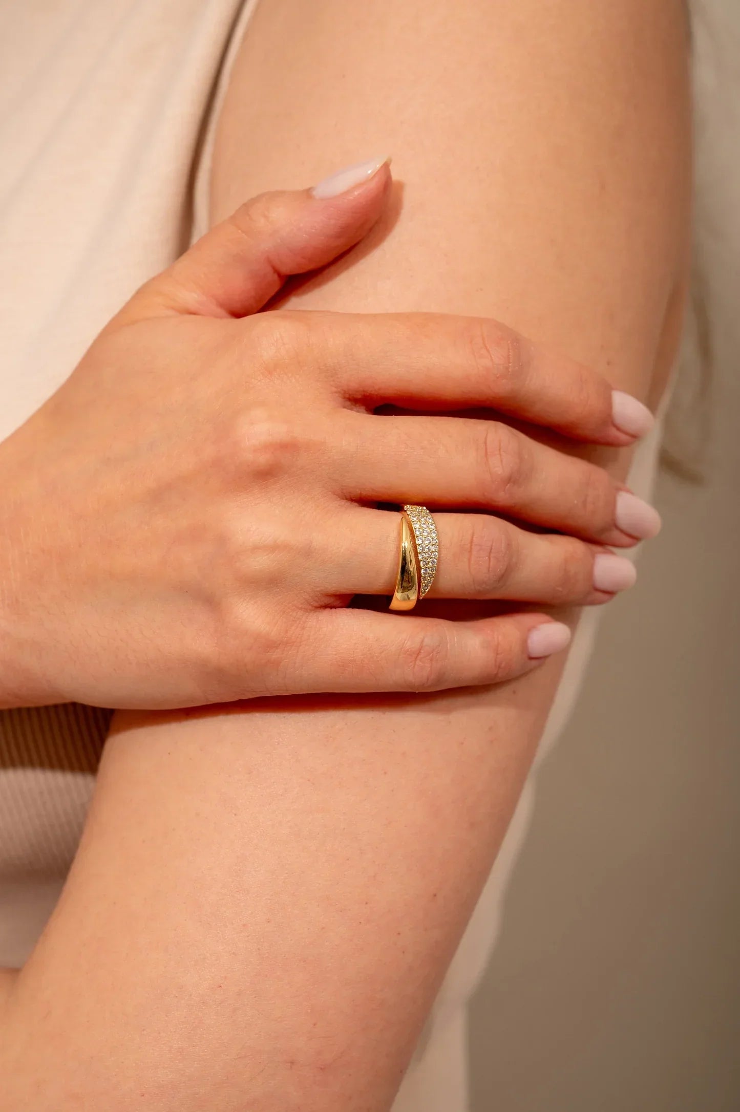 Bague ajustable Sophie de Danoir Paris en or élégant, avec un design sophistiqué et finitions de qualité.