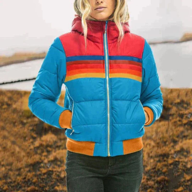 Doudoune élégante et confortable Leah de Danoir Paris, couleur bleu foncé, portée en taille XS, vue de face.
