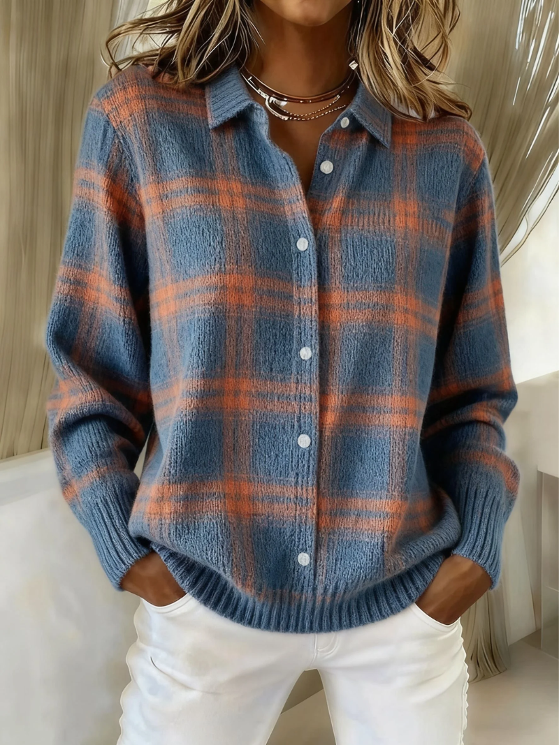 Cardigan à carreaux chic Theresa de Danoir Paris, multicolore rouge, modèle FR1500, porté ou posé sur un fond clair