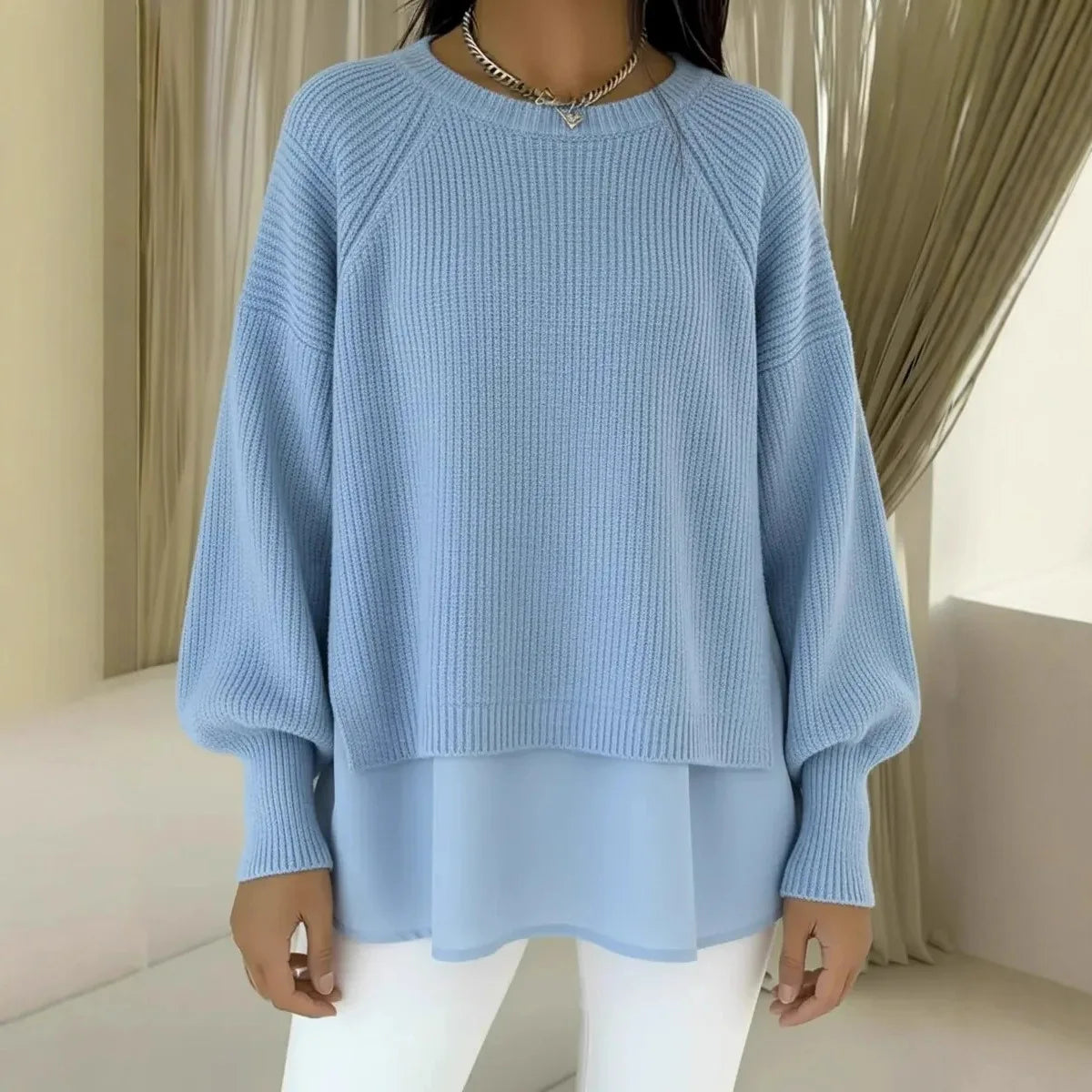 Tricot doux et élégant Noiré de Danoir Paris en bleu clair, parfait pour un style chic et confortable.