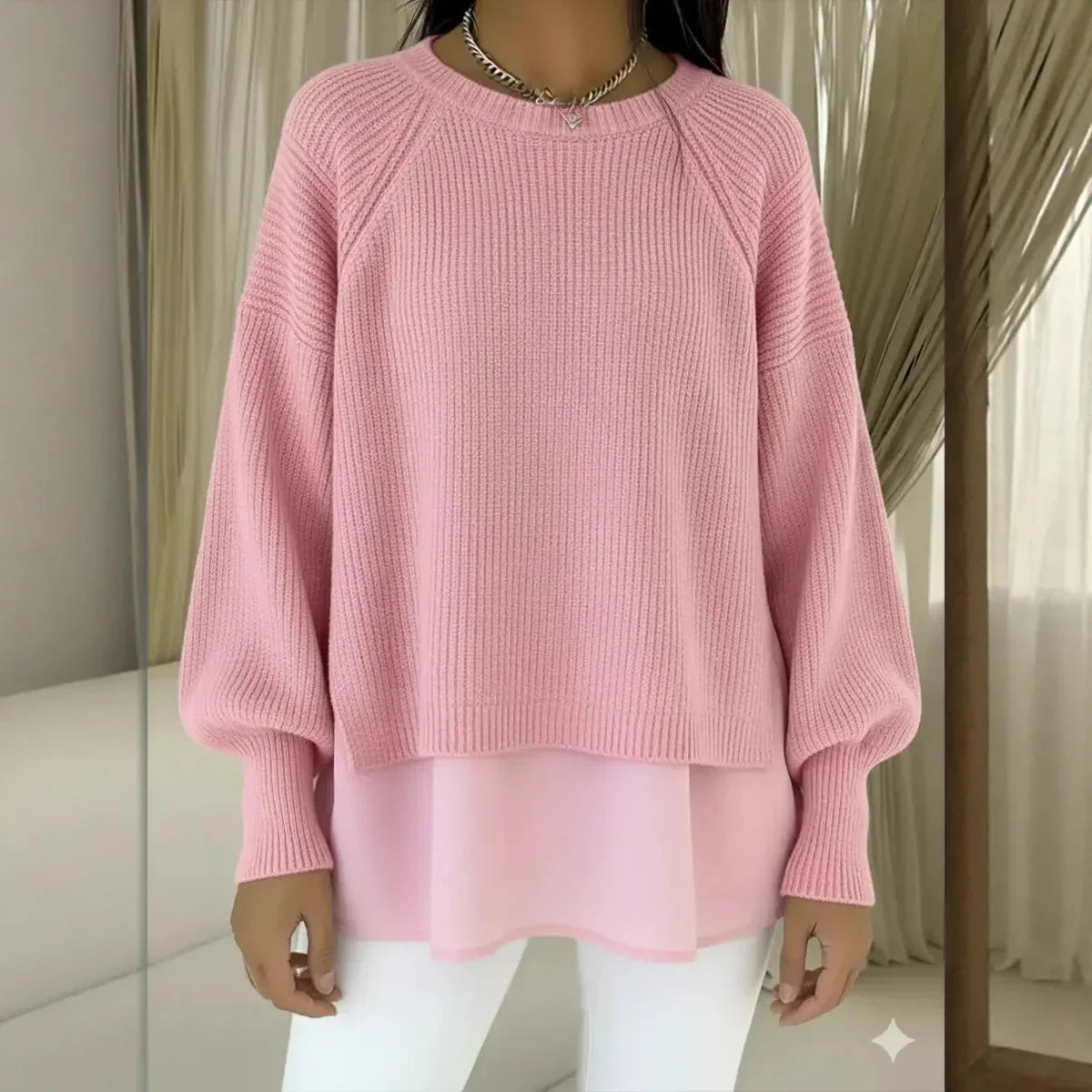 Tricot doux élégant Noiré de Danoir Paris, en bleu clair, avec un design élégant et confortable pour un look sophistiqué.