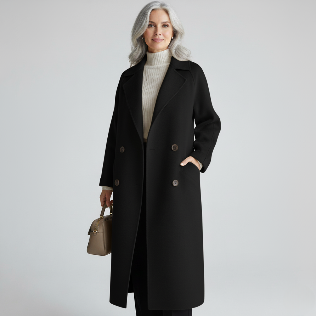 Manteau élégant et intemporel Maeve de Danoir Paris, en beige, avec coupe classique et détails sophistiqués.