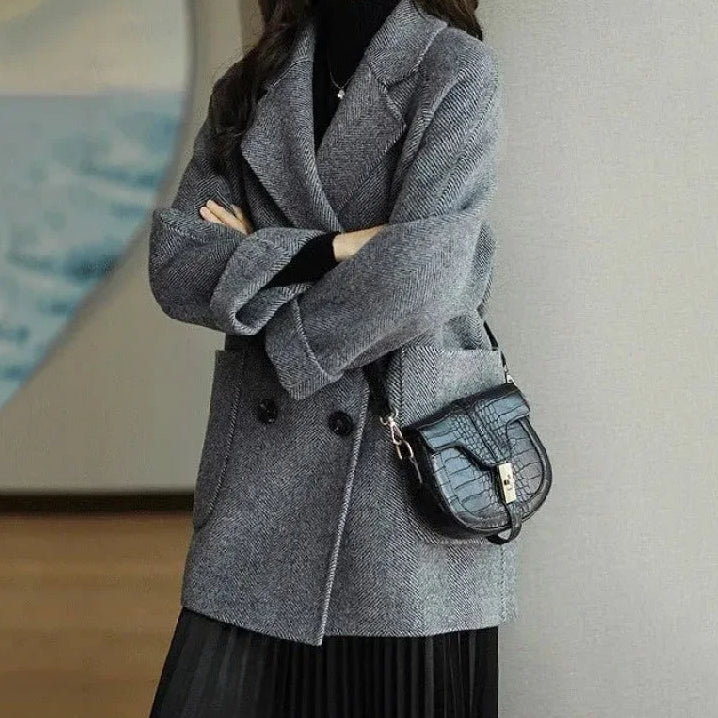 Manteau cachemire élégant Megan de Danoir Paris en beige, coupe sophistiquée et finition raffinée pour un style chic.