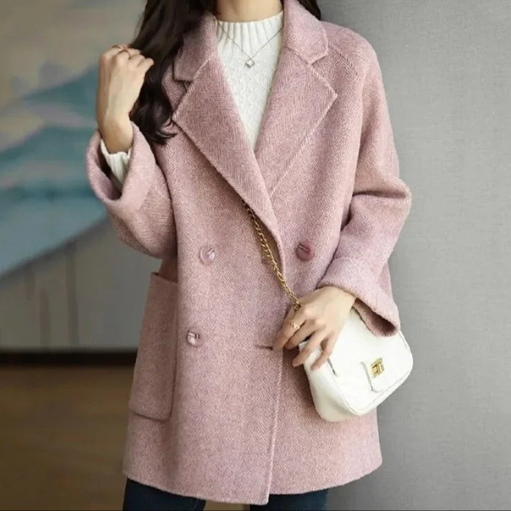 Manteau cachemire beige Megan de Danoir Paris, élégant et chaud, porté sur un mannequin.