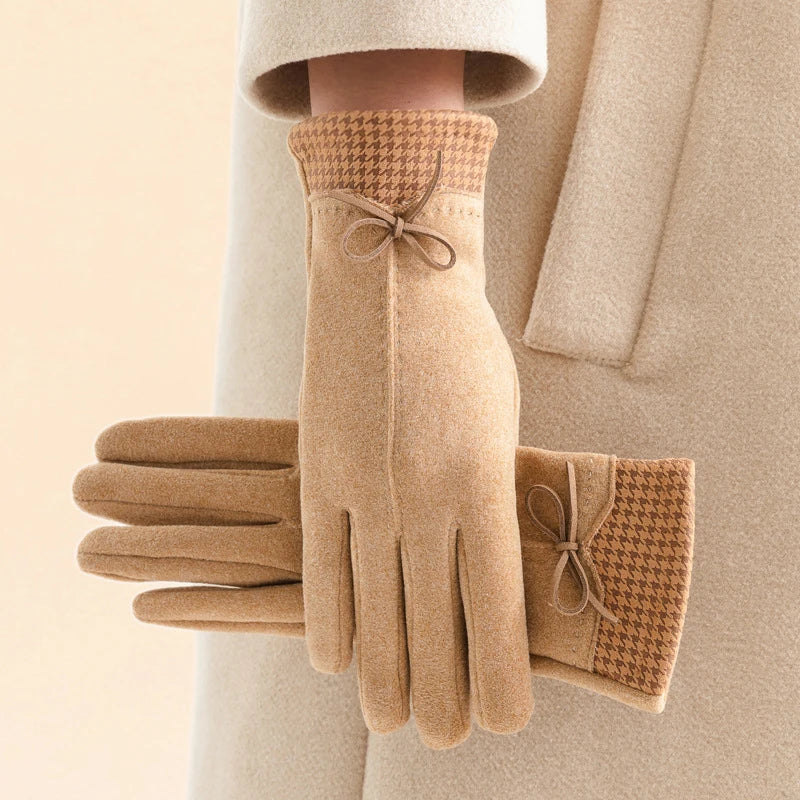 Gants en cachemire marron Emily de Danoir Paris, élégants et confortables, pour un style sophistiqué en hiver.