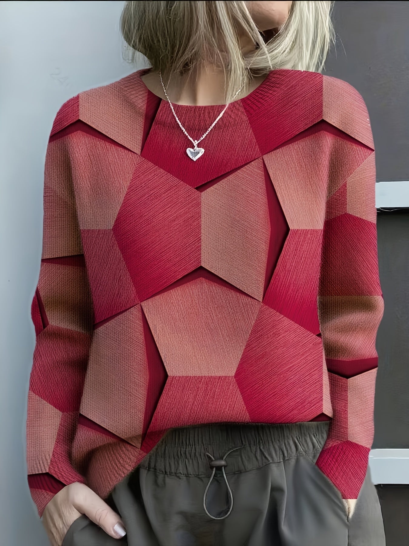 Sweat Lucia de Danoir Paris, modèle FR1519, avec motif géométrique artistique orange, porté par un mannequin.