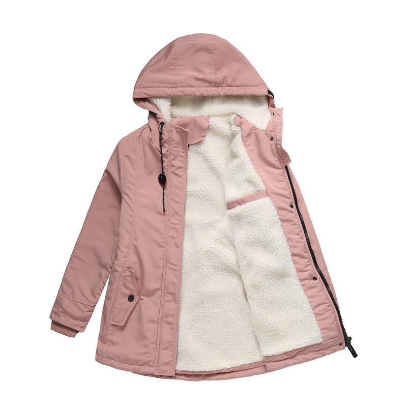 Manteau quotidien pratique Amina de Danoir Paris en rose, coupe courte, idéal pour un style décontracté et confortable.