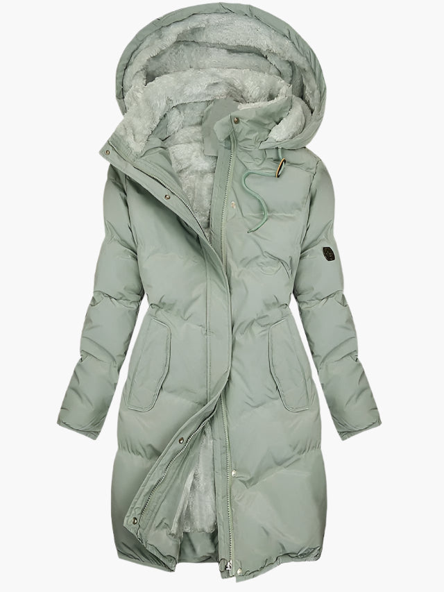 Manteau hivernal élégant Olivia de Danoir Paris, couleur verte, coupe sophistiquée, porté sur un mannequin.