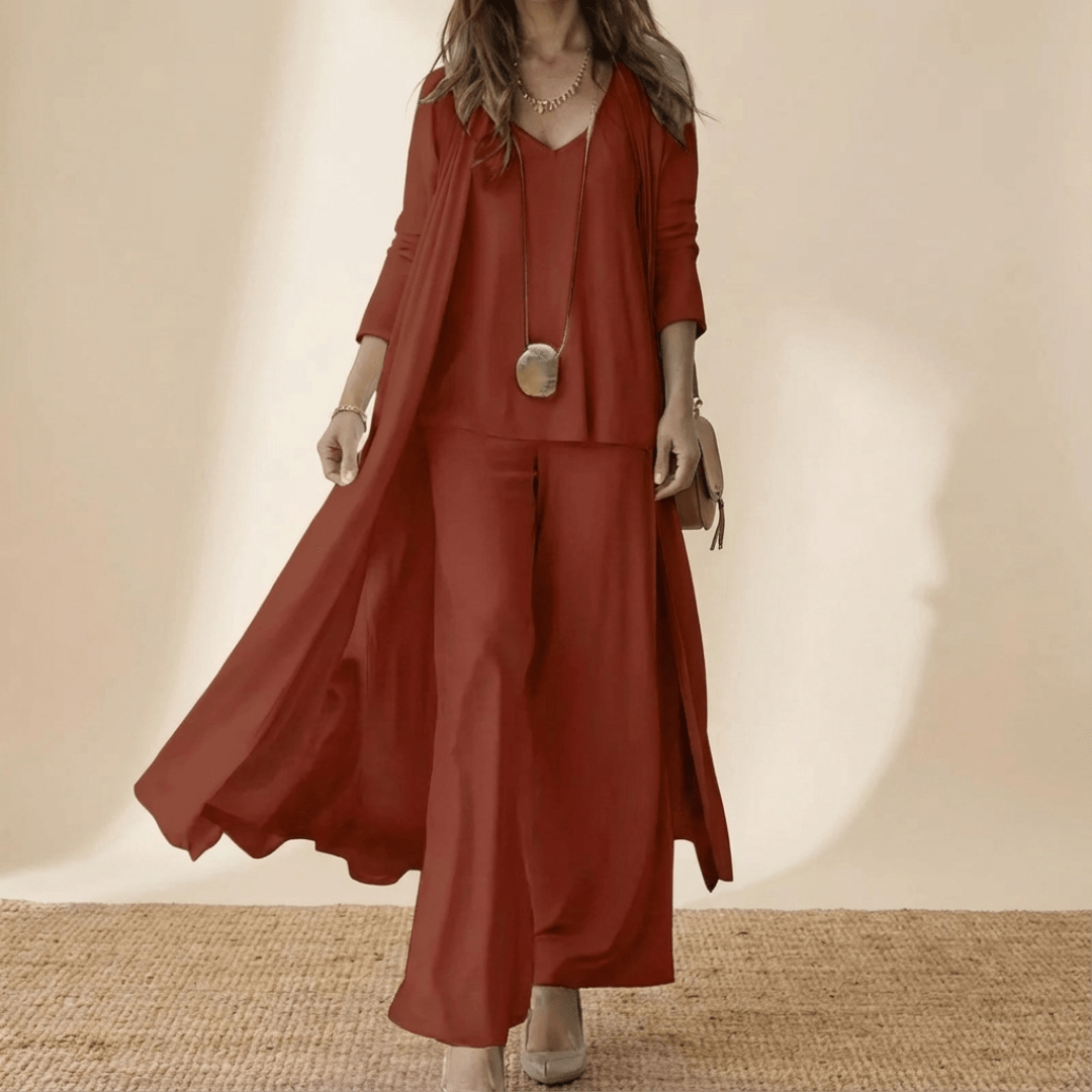 Ensemble élégant 3 pièces Barbara de Danoir Paris en tissu taupe, comprenant veste, pantalon et blouse sophistiquée.