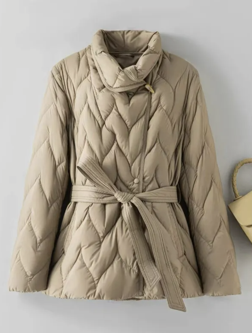Veste d'hiver élégante Danoir Paris Sophia en marron, coupe sophistiquée, tissu chaud et confortable pour femmes.