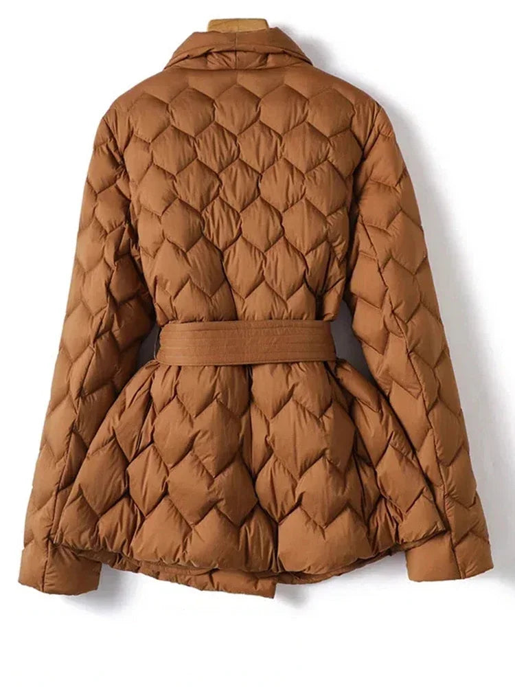 Veste d'hiver élégante Sophia de Danoir Paris en marron, coupe moderne et style sophistiqué, vue de face.