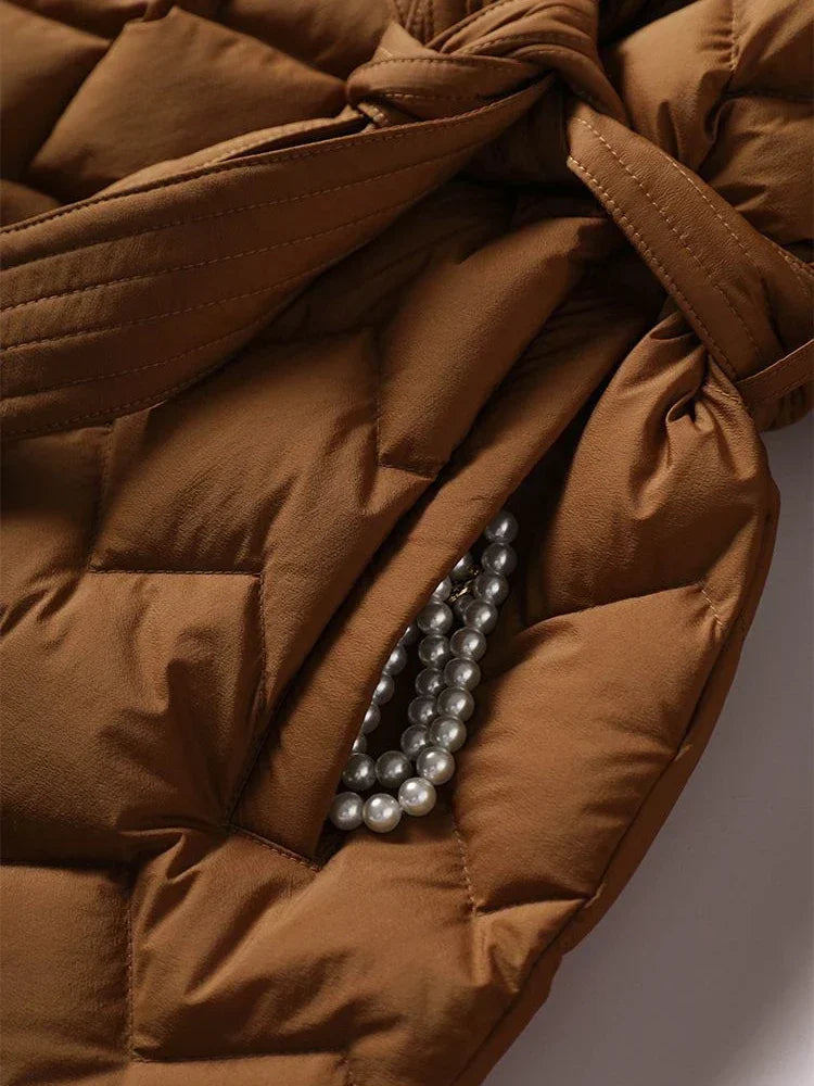 Veste d'hiver élégante Sophia de Danoir Paris en marron, coupe sophistiquée et confortable pour femmes.